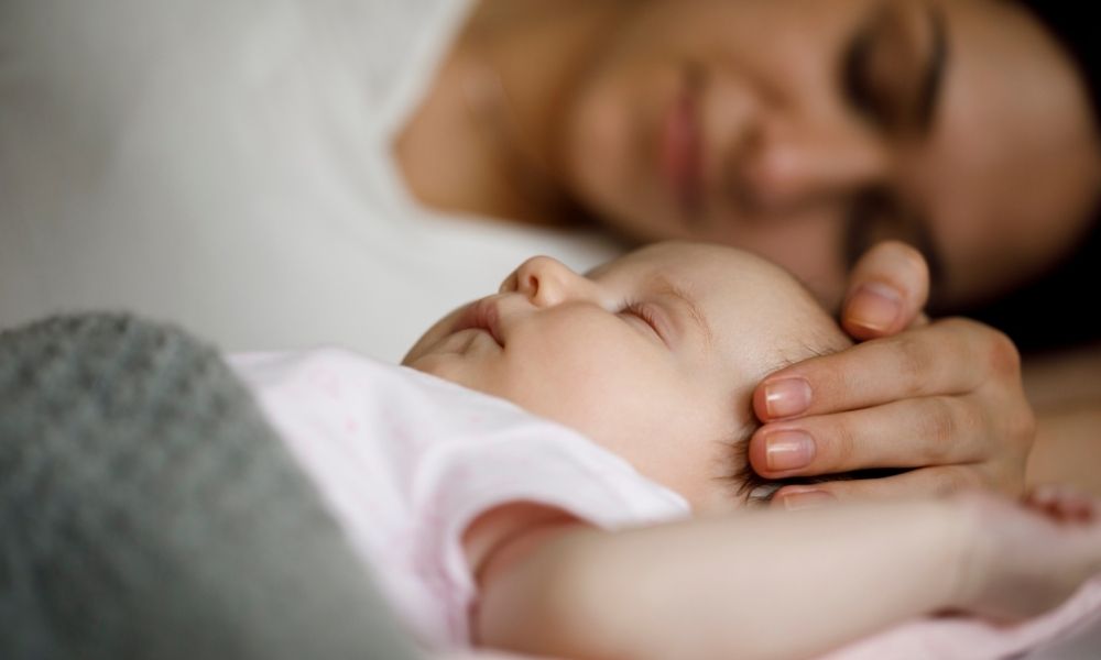 Read more about the article האם שינה משותפת עם תינוק בטוחה או מסוכנת?